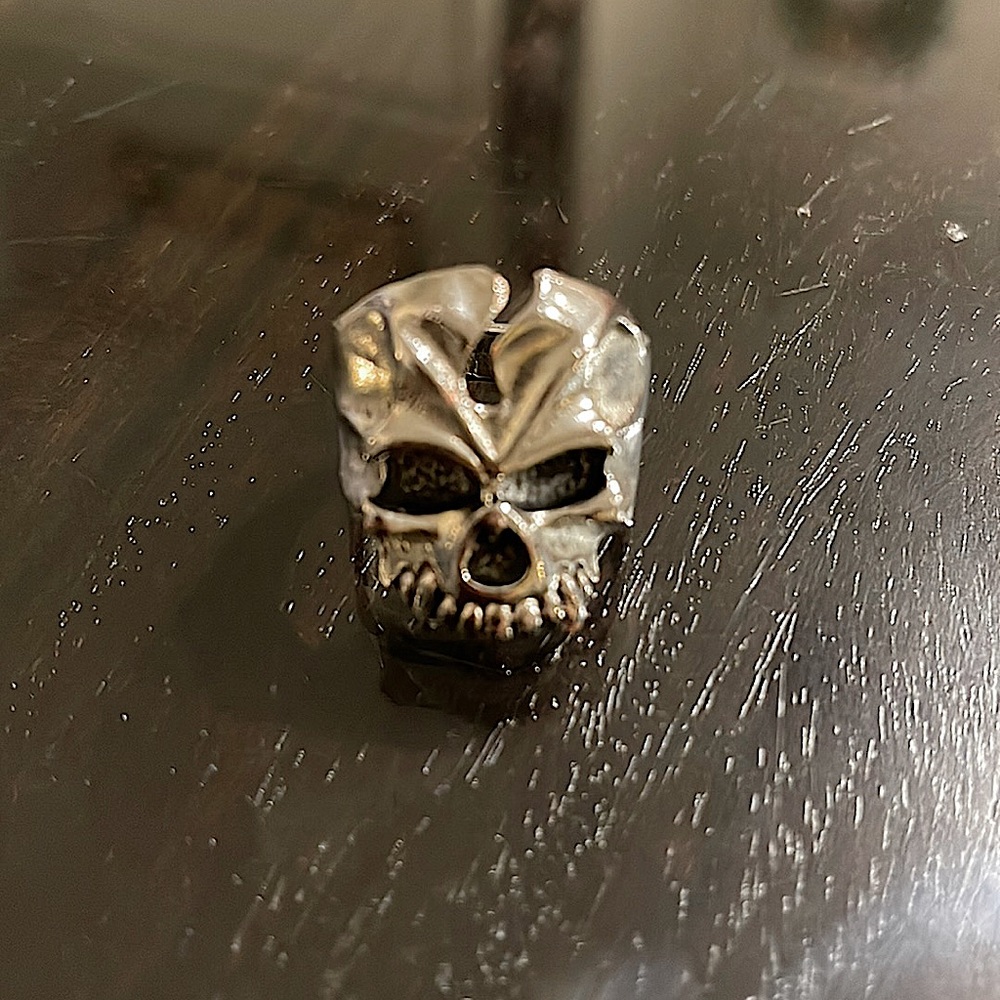 I’m selling a scull ring